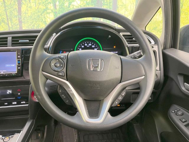 �C���e���A�ɍ��킹���f�U�C���̃X�e�A�����O�́A�^�]�������̂��Ƃ��l���A�^�]���₷���`��A�傫���ł��B�����x�A���ۂɐG���Ă��m���߂��������B