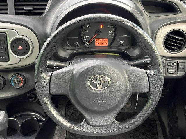 �C���e���A�ɍ��킹���f�U�C���̃X�e�A�����O�́A�^�]�������̂��Ƃ��l���A�^�]���₷���`��A�傫���ł��B�����x�A���ۂɐG���Ă��m���߂��������B