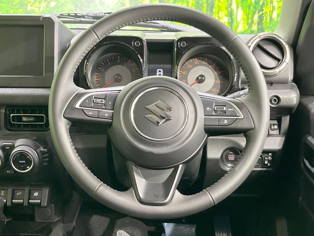 �C���e���A�ɍ��킹���f�U�C���̃X�e�A�����O�́A�^�]�������̂��Ƃ��l���A�^�]���₷���`��A�傫���ł��B�����x�A���ۂɐG���Ă��m���߂��������B