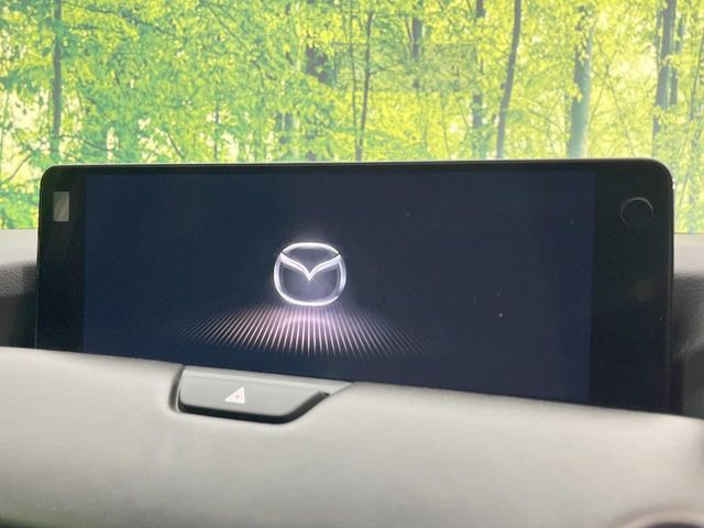 【12.3インチマツダコネクト】車内の雰囲気にマッチした大型ディスプレイ。スマホ接続でのナビ使用やBluetooth再生等、様々な機能が楽しめます。直感的なダイヤル操作が可能で、使い勝手も良好です。