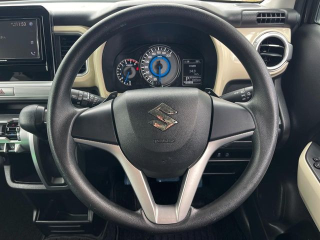 �C���e���A�ɍ��킹���f�U�C���̃X�e�A�����O�́A�^�]�������̂��Ƃ��l���A�^�]���₷���`��A�傫���ł��B�����x�A���ۂɐG���Ă��m���߂��������B