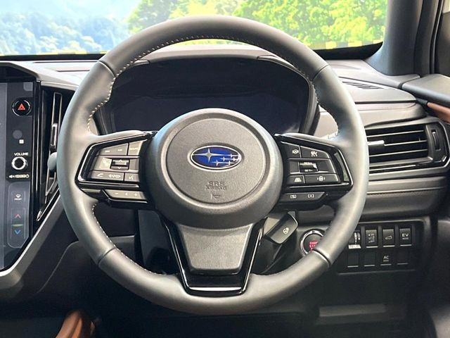 �C���e���A�ɍ��킹���f�U�C���̃X�e�A�����O�́A�^�]�������̂��Ƃ��l���A�^�]���₷���`��A�傫���ł��B�����x�A���ۂɐG���Ă��m���߂��������B