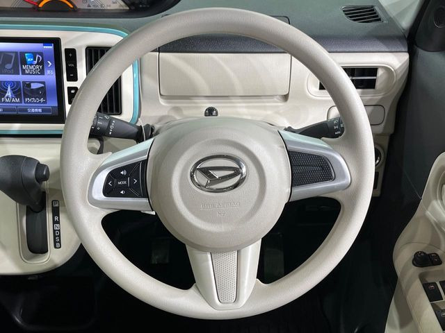 �C���e���A�ɍ��킹���f�U�C���̃X�e�A�����O�́A�^�]�������̂��Ƃ��l���A�^�]���₷���`��A�傫���ł��B�����x�A���ۂɐG���Ă��m���߂��������B