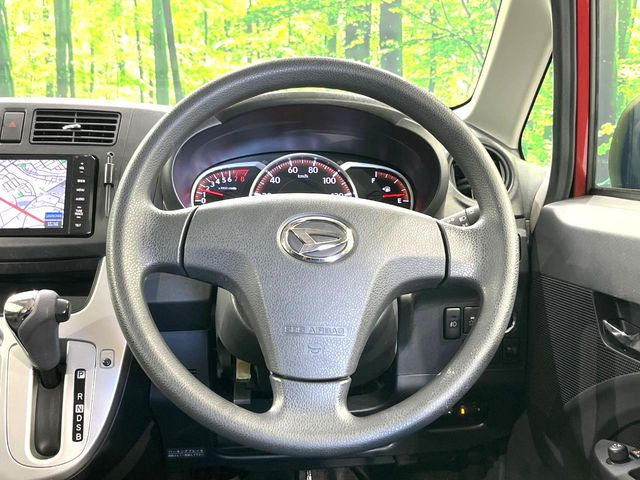 �C���e���A�ɍ��킹���f�U�C���̃X�e�A�����O�́A�^�]�������̂��Ƃ��l���A�^�]���₷���`��A�傫���ł��B�����x�A���ۂɐG���Ă��m���߂��������B