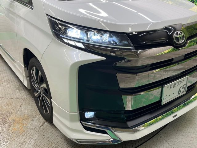 【三眼LEDヘッドライト】スタイリッシュな見た目の三眼LEDヘッドライトを装備♪スタイルだけでなく、夜間の走行も視界良好で安心してお乗りいただけます。