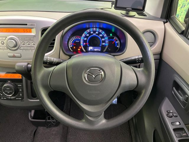 �C���e���A�ɍ��킹���f�U�C���̃X�e�A�����O�́A�^�]�������̂��Ƃ��l���A�^�]���₷���`��A�傫���ł��B�����x�A���ۂɐG���Ă��m���߂��������B