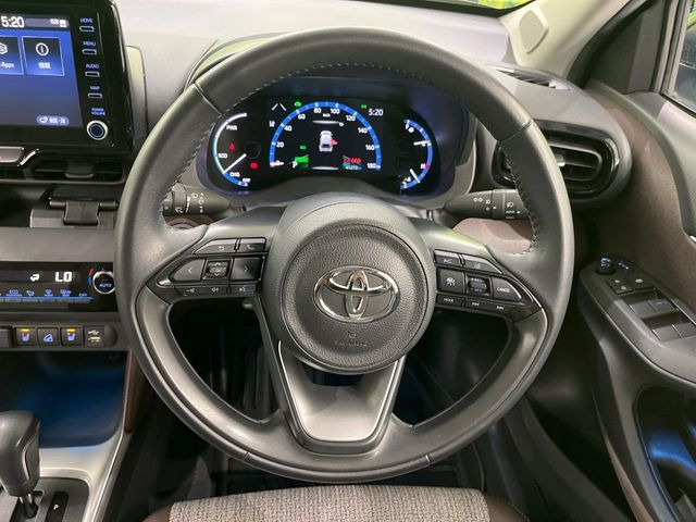 �C���e���A�ɍ��킹���f�U�C���̃X�e�A�����O�́A�^�]�������̂��Ƃ��l���A�^�]���₷���`��A�傫���ł��B�����x�A���ۂɐG���Ă��m���߂��������B