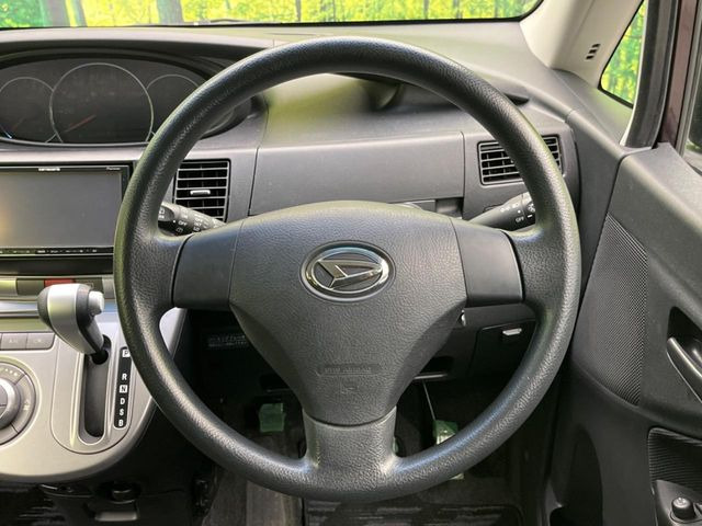 �C���e���A�ɍ��킹���f�U�C���̃X�e�A�����O�́A�^�]�������̂��Ƃ��l���A�^�]���₷���`��A�傫���ł��B�����x�A���ۂɐG���Ă��m���߂��������B