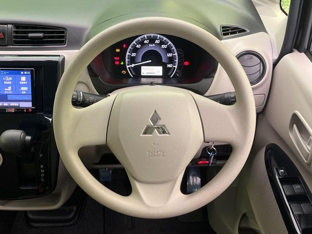 �C���e���A�ɍ��킹���f�U�C���̃X�e�A�����O�́A�^�]�������̂��Ƃ��l���A�^�]���₷���`��A�傫���ł��B�����x�A���ۂɐG���Ă��m���߂��������B
