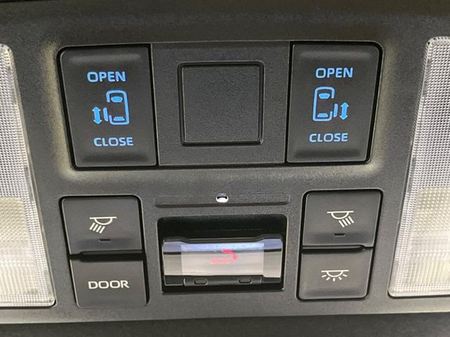 【両側パワースライドドア】スマートキーや運転席のスイッチで後席両側スライドドアの開閉が可能♪電動だから力を入れてドアを開ける必要が無く、小さなお子様でも簡単に開け閉めでき快適です♪
