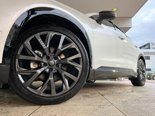 �y����21�C���`�A���~�z�C�[���z�O�ςɃ}�b�`���������A���~�z�C�[���𑕒����Ă���܂��B�e��ЊO�A���~�z�C�[����A�X�^�b�h���X�^�C�����戵�����Ă���܂��B���񂲑��k����������