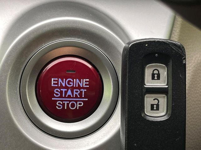 �yHonda�X�}�[�g�L�[�z�J�o����|�P�b�g�ɓ��ꂽ�܂܂ł��h�A�̎{���E�������\�ȃX�}�[�g�L�[�𑕔��B�G���W���̃I���E�I�t�����J�M�����o���K�v����������Ƃ��Ă��֗��ł���