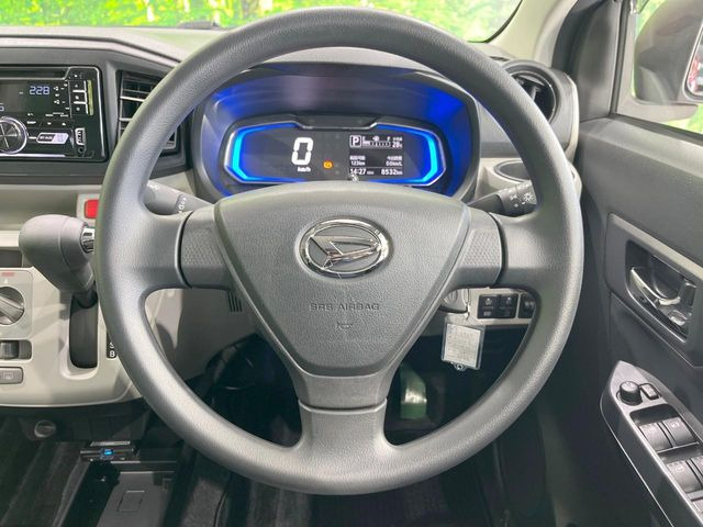 �C���e���A�ɍ��킹���f�U�C���̃X�e�A�����O�́A�^�]�������̂��Ƃ��l���A�^�]���₷���`��A�傫���ł��B�����x�A���ۂɐG���Ă��m���߂��������B