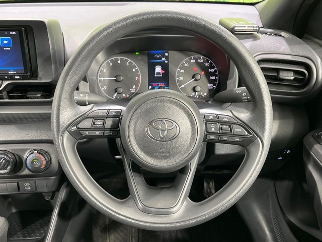 �C���e���A�ɍ��킹���f�U�C���̃X�e�A�����O�́A�^�]�������̂��Ƃ��l���A�^�]���₷���`��A�傫���ł��B�����x�A���ۂɐG���Ă��m���߂��������B