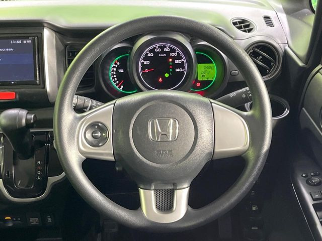 �C���e���A�ɍ��킹���f�U�C���̃X�e�A�����O�́A�^�]�������̂��Ƃ��l���A�^�]���₷���`��A�傫���ł��B�����x�A���ۂɐG���Ă��m���߂��������B
