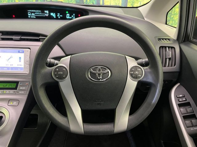 �C���e���A�ɍ��킹���f�U�C���̃X�e�A�����O�́A�^�]�������̂��Ƃ��l���A�^�]���₷���`��A�傫���ł��B�����x�A���ۂɐG���Ă��m���߂��������B