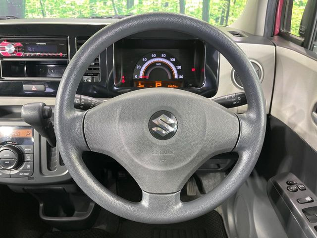�C���e���A�ɍ��킹���f�U�C���̃X�e�A�����O�́A�^�]�������̂��Ƃ��l���A�^�]���₷���`��A�傫���ł��B�����x�A���ۂɐG���Ă��m���߂��������B