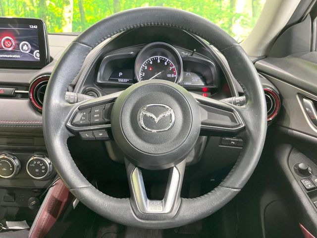�C���e���A�ɍ��킹���f�U�C���̃X�e�A�����O�́A�^�]�������̂��Ƃ��l���A�^�]���₷���`��A�傫���ł��B�����x�A���ۂɐG���Ă��m���߂��������B