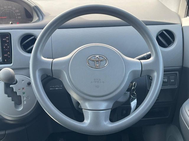 �C���e���A�ɍ��킹���f�U�C���̃X�e�A�����O�́A�^�]�������̂��Ƃ��l���A�^�]���₷���`��A�傫���ł��B�����x�A���ۂɐG���Ă��m���߂��������B