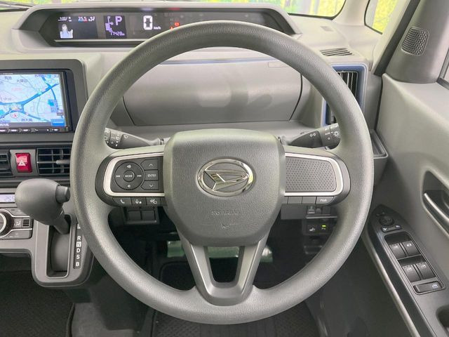 �C���e���A�ɍ��킹���f�U�C���̃X�e�A�����O�́A�^�]�������̂��Ƃ��l���A�^�]���₷���`��A�傫���ł��B�����x�A���ۂɐG���Ă��m���߂��������B