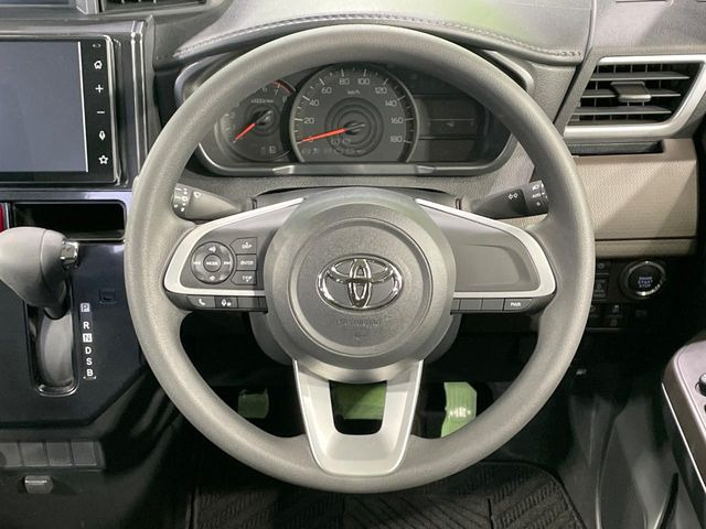 �C���e���A�ɍ��킹���f�U�C���̃X�e�A�����O�́A�^�]�������̂��Ƃ��l���A�^�]���₷���`��A�傫���ł��B�����x�A���ۂɐG���Ă��m���߂��������B