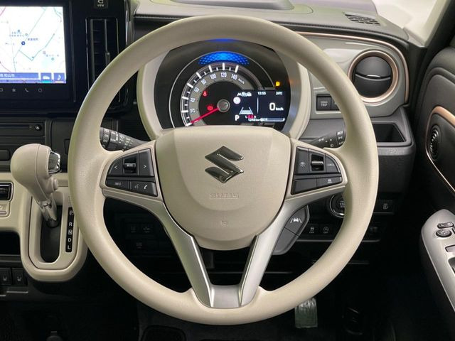 �C���e���A�ɍ��킹���f�U�C���̃X�e�A�����O�́A�^�]�������̂��Ƃ��l���A�^�]���₷���`��A�傫���ł��B�����x�A���ۂɐG���Ă��m���߂��������B