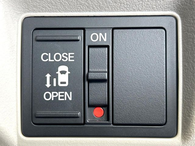 【パワースライドドア】スマートキーや運転席のスイッチでスライドドアの開閉が可能♪電動だから力を入れてドアを開ける必要が無く、小さいお子様でも、重い荷物を持っている時もラクに開け閉めできます♪