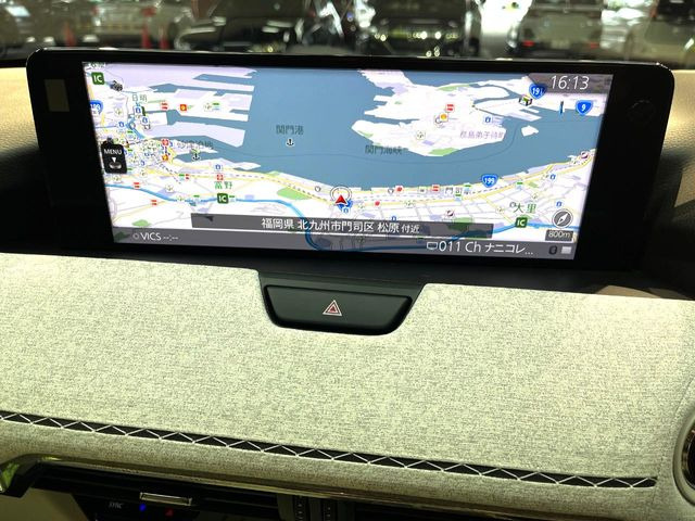 【12.3インチマツダコネクト】車内の雰囲気にマッチした大型ディスプレイ。スマホ接続でのナビ使用やBluetooth再生等、様々な機能が楽しめます。直感的なダイヤル操作が可能で、使い勝手も良好です。
