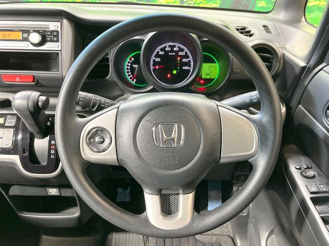 �C���e���A�ɍ��킹���f�U�C���̃X�e�A�����O�́A�^�]�������̂��Ƃ��l���A�^�]���₷���`��A�傫���ł��B�����x�A���ۂɐG���Ă��m���߂��������B