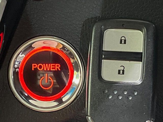 �yHonda�X�}�[�g�L�[�z�J�o����|�P�b�g�ɓ��ꂽ�܂܂ł��h�A�̎{���E�������\�ȃX�}�[�g�L�[�𑕔��B�G���W���̃I���E�I�t�����J�M�����o���K�v����������Ƃ��Ă��֗��ł���