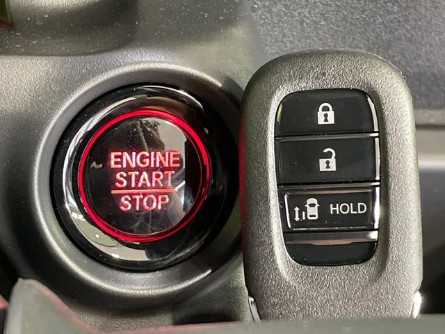 �yHonda�X�}�[�g�L�[�z�J�o����|�P�b�g�ɓ��ꂽ�܂܂ł��h�A�̎{���E�������\�ȃX�}�[�g�L�[�𑕔��B�G���W���̃I���E�I�t�����J�M�����o���K�v����������Ƃ��Ă��֗��ł���