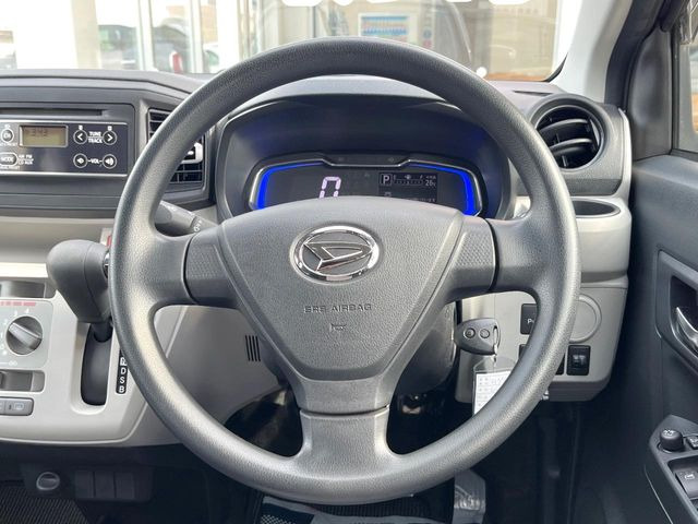 �C���e���A�ɍ��킹���f�U�C���̃X�e�A�����O�́A�^�]�������̂��Ƃ��l���A�^�]���₷���`��A�傫���ł��B�����x�A���ۂɐG���Ă��m���߂��������B