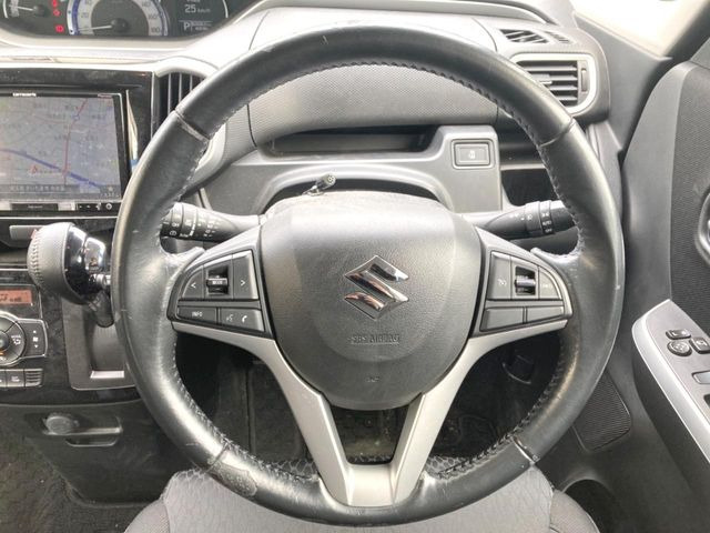 �C���e���A�ɍ��킹���f�U�C���̃X�e�A�����O�́A�^�]�������̂��Ƃ��l���A�^�]���₷���`��A�傫���ł��B�����x�A���ۂɐG���Ă��m���߂��������B
