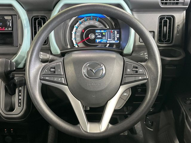 �C���e���A�ɍ��킹���f�U�C���̃X�e�A�����O�́A�^�]�������̂��Ƃ��l���A�^�]���₷���`��A�傫���ł��B�����x�A���ۂɐG���Ă��m���߂��������B