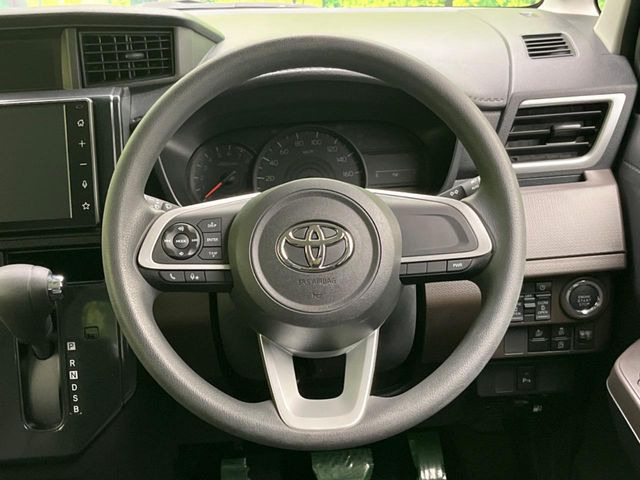 �C���e���A�ɍ��킹���f�U�C���̃X�e�A�����O�́A�^�]�������̂��Ƃ��l���A�^�]���₷���`��A�傫���ł��B�����x�A���ۂɐG���Ă��m���߂��������B