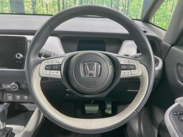 �C���e���A�ɍ��킹���f�U�C���̃X�e�A�����O�́A�^�]�������̂��Ƃ��l���A�^�]���₷���`��A�傫���ł��B�����x�A���ۂɐG���Ă��m���߂��������B