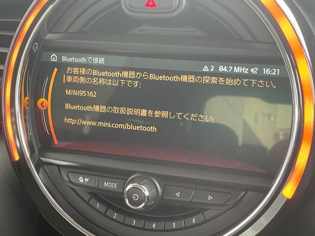 ��Bluetooth:���莝���̃X�}�[�g�t�H���ȂǂƐڑ����A�n���Y�t���[�ʘb��Տꊴ����~���[�W�b�N�Đ������y���݂��������܂��B�����ڑ��ł��̂Ŕς킵��������܂����