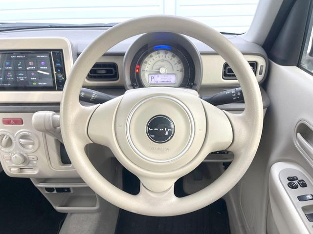 �C���e���A�ɍ��킹���f�U�C���̃X�e�A�����O�́A�^�]�������̂��Ƃ��l���A�^�]���₷���`��A�傫���ł��B�����x�A���ۂɐG���Ă��m���߂��������B