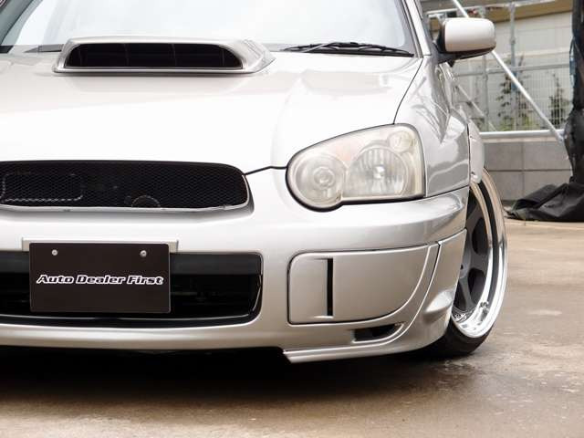 人気のインプレッサカスタム車両の入庫!一番人気のアプライドEをベースにカスタムを施し、WORKマイスターL118AW、BLTZ車高調、フルエアロ、マフラーなど多数の高額パーツを装備しております