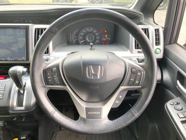 �C���e���A�ɍ��킹���f�U�C���̃X�e�A�����O�́A�^�]�������̂��Ƃ��l���A�^�]���₷���`��A�傫���ł��B�����x�A���ۂɐG���Ă��m���߂��������B