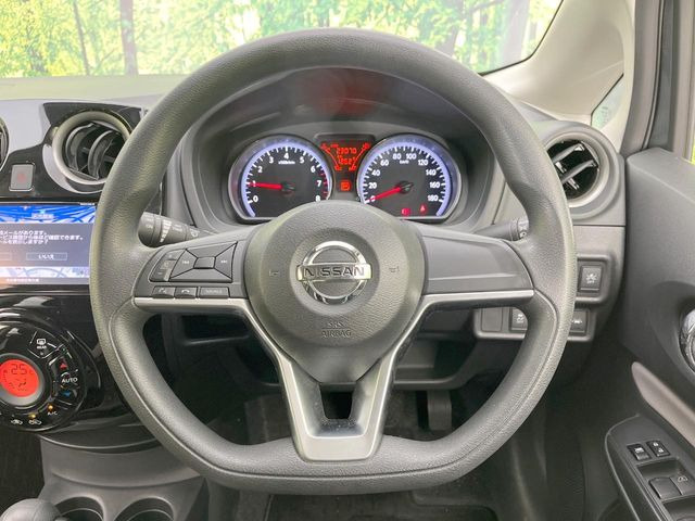�C���e���A�ɍ��킹���f�U�C���̃X�e�A�����O�́A�^�]�������̂��Ƃ��l���A�^�]���₷���`��A�傫���ł��B�����x�A���ۂɐG���Ă��m���߂��������B