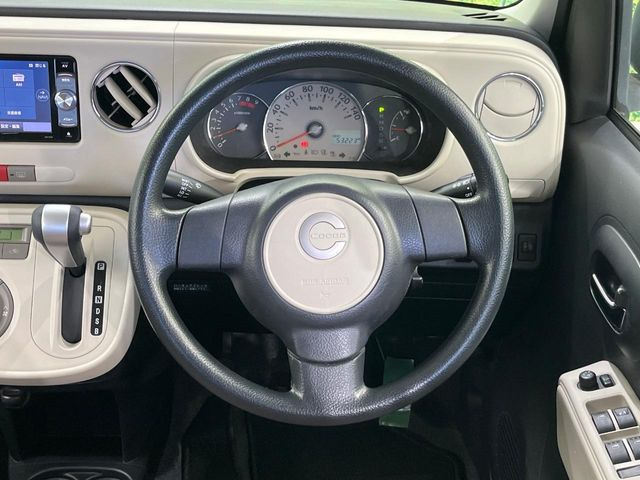 �C���e���A�ɍ��킹���f�U�C���̃X�e�A�����O�́A�^�]�������̂��Ƃ��l���A�^�]���₷���`��A�傫���ł��B�����x�A���ۂɐG���Ă��m���߂��������B