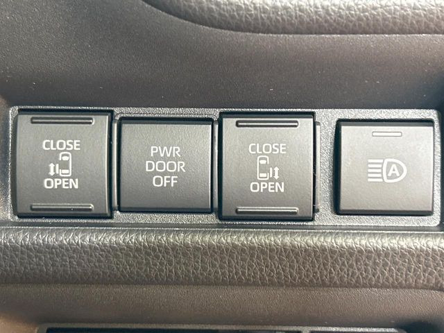 【両側パワースライドドア】スマートキーや運転席のスイッチで後席両側スライドドアの開閉が可能♪電動だから力を入れてドアを開ける必要が無く、小さなお子様でも簡単に開け閉めでき快適です♪