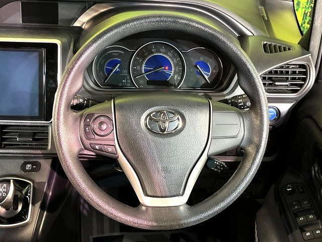 �C���e���A�ɍ��킹���f�U�C���̃X�e�A�����O�́A�^�]�������̂��Ƃ��l���A�^�]���₷���`��A�傫���ł��B�����x�A���ۂɐG���Ă��m���߂��������B