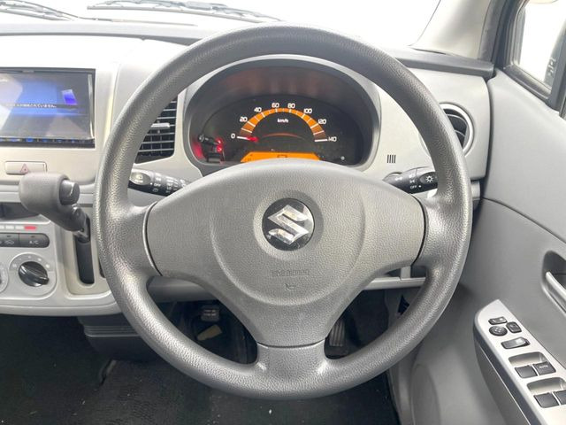 �C���e���A�ɍ��킹���f�U�C���̃X�e�A�����O�́A�^�]�������̂��Ƃ��l���A�^�]���₷���`��A�傫���ł��B�����x�A���ۂɐG���Ă��m���߂��������B