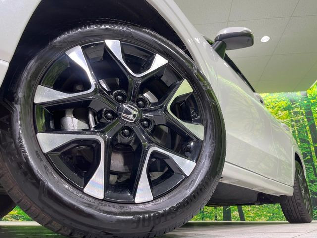 �y����18�C���`�A���~�z�C�[���z�O�ςɃ}�b�`���������A���~�z�C�[���𑕒����Ă���܂��B�e��ЊO�A���~�z�C�[����A�X�^�b�h���X�^�C�����戵�����Ă���܂��B���񂲑��k����������