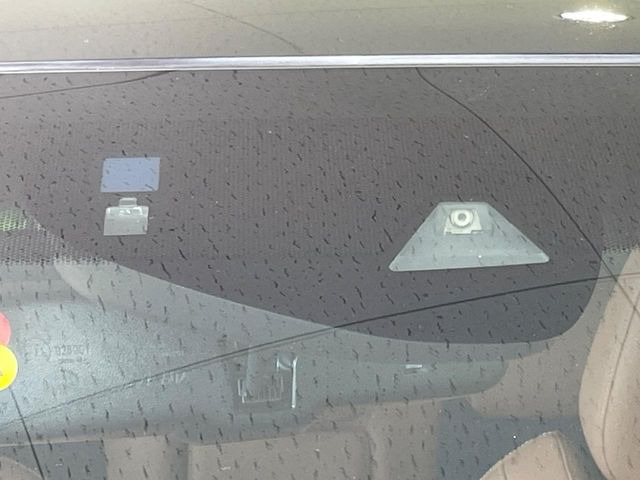 【ホンダセンシング】走行中に前方の車両等を認識し、衝突しそうな時は警報とブレーキで衝突回避と被害軽減をアシスト。より安全にドライブをお楽しみいただけます。