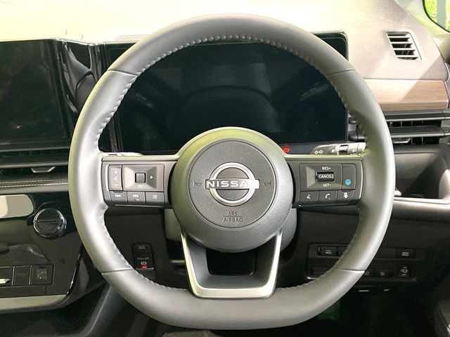 �C���e���A�ɍ��킹���f�U�C���̃X�e�A�����O�́A�^�]�������̂��Ƃ��l���A�^�]���₷���`��A�傫���ł��B�����x�A���ۂɐG���Ă��m���߂��������B