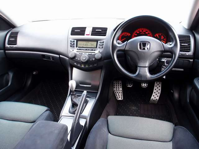 �������Y��Ƀ��[���N���[�j���O�ς݂ƂȂ�܂��B���΂��̌��ȏL����F���܂̏L����������܂���B����]�ɉ�����RECARO���Ȃǂ̃X�|�[�c�V�[�g�ɕύX���\�ł��B���C�y�ɂ����k�������܂�