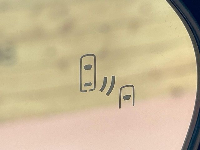 【ブラインドスポットモニター】走行中、ドアミラーの死角になりやすい箇所に後続車が接近するとサイドミラーのレンズに警告を表示!ドライバーに注意喚起をしてくれます。